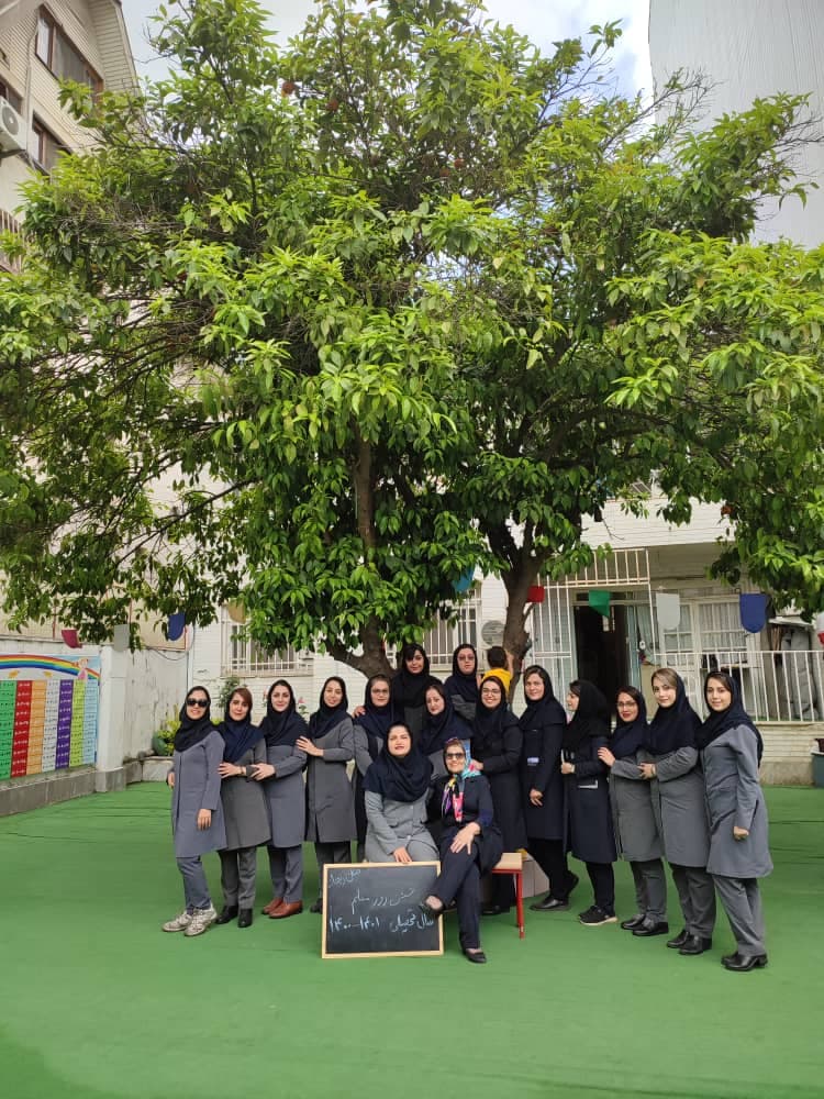 کادر مدرسه ریحانه